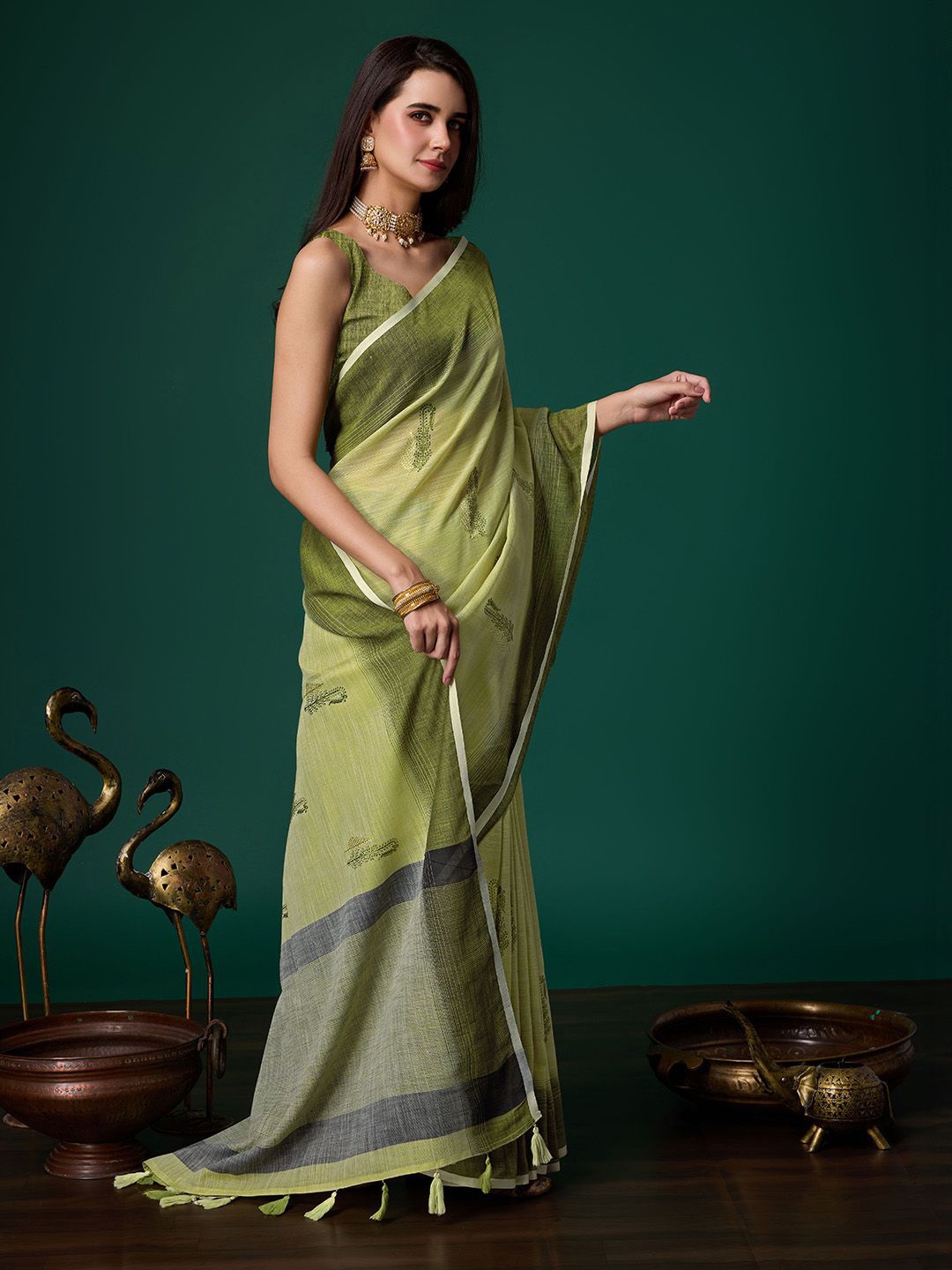 

Ishin Ethnic Motifs Embroidered Saree, Green