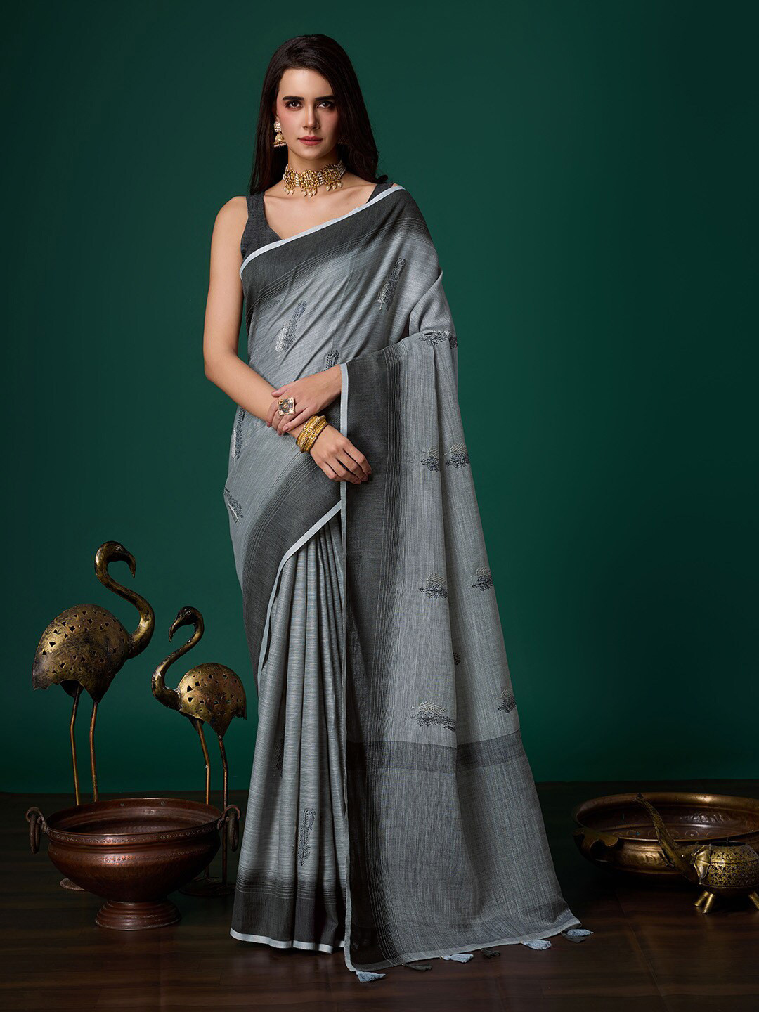 

Ishin Ethnic Motifs Embroidered Saree, Grey