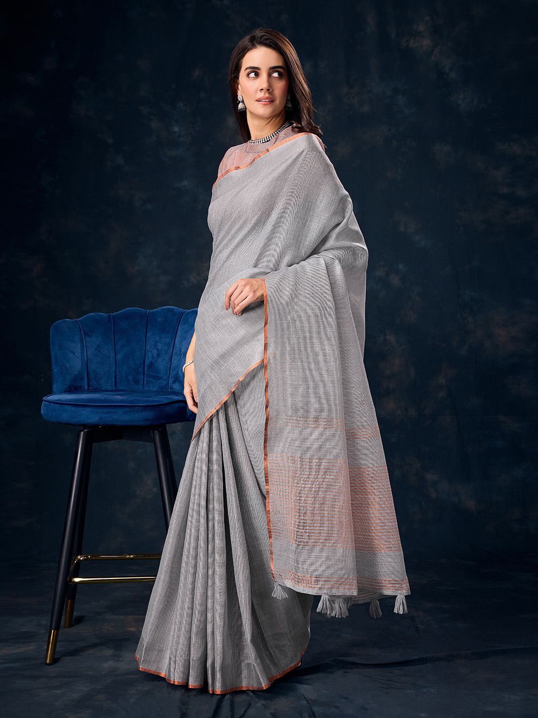 

Ishin Zari Tissue Saree With Blouse Piece, Grey