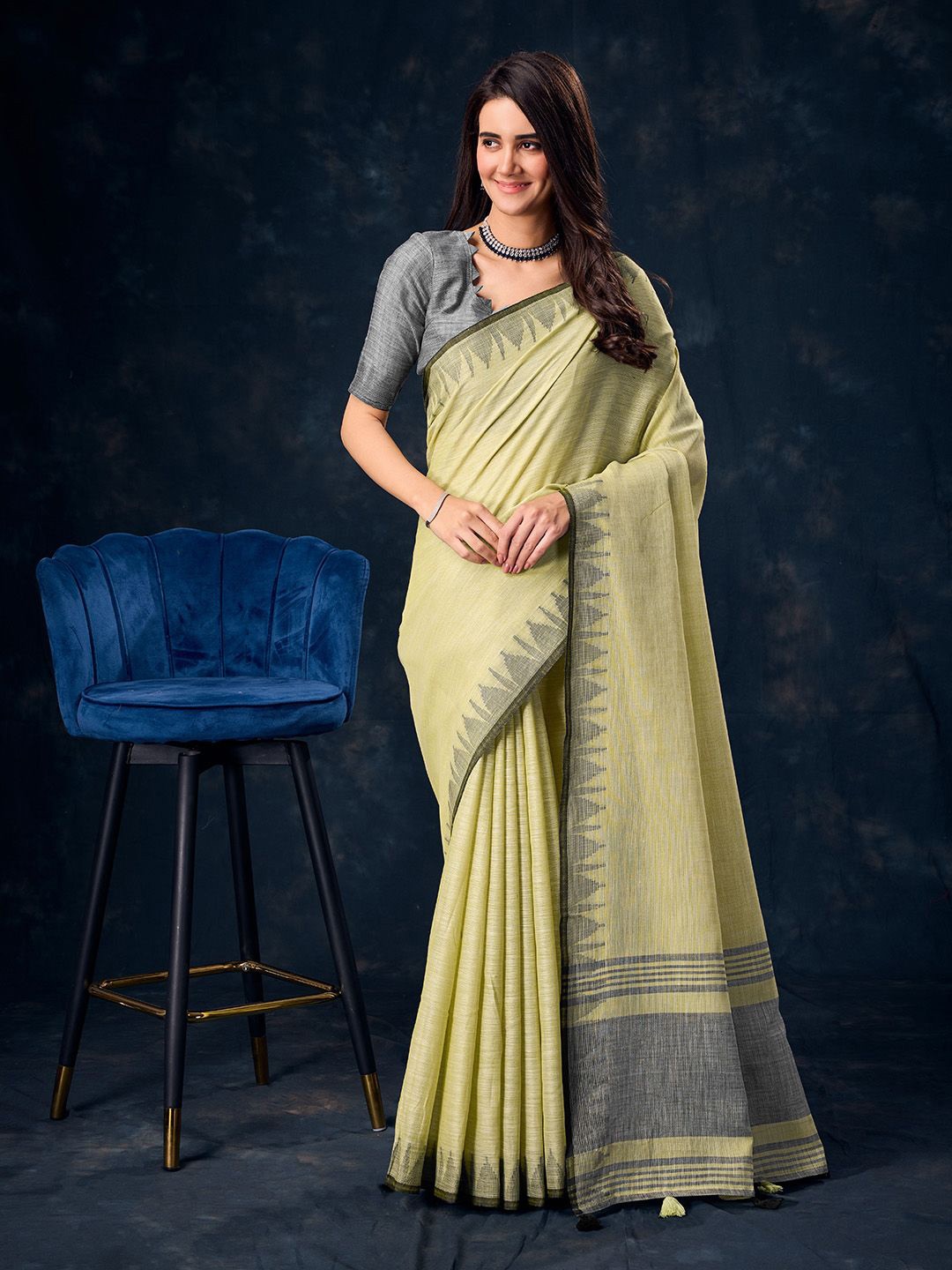 

Ishin Woven Design Saree With Blouse Piece, Green