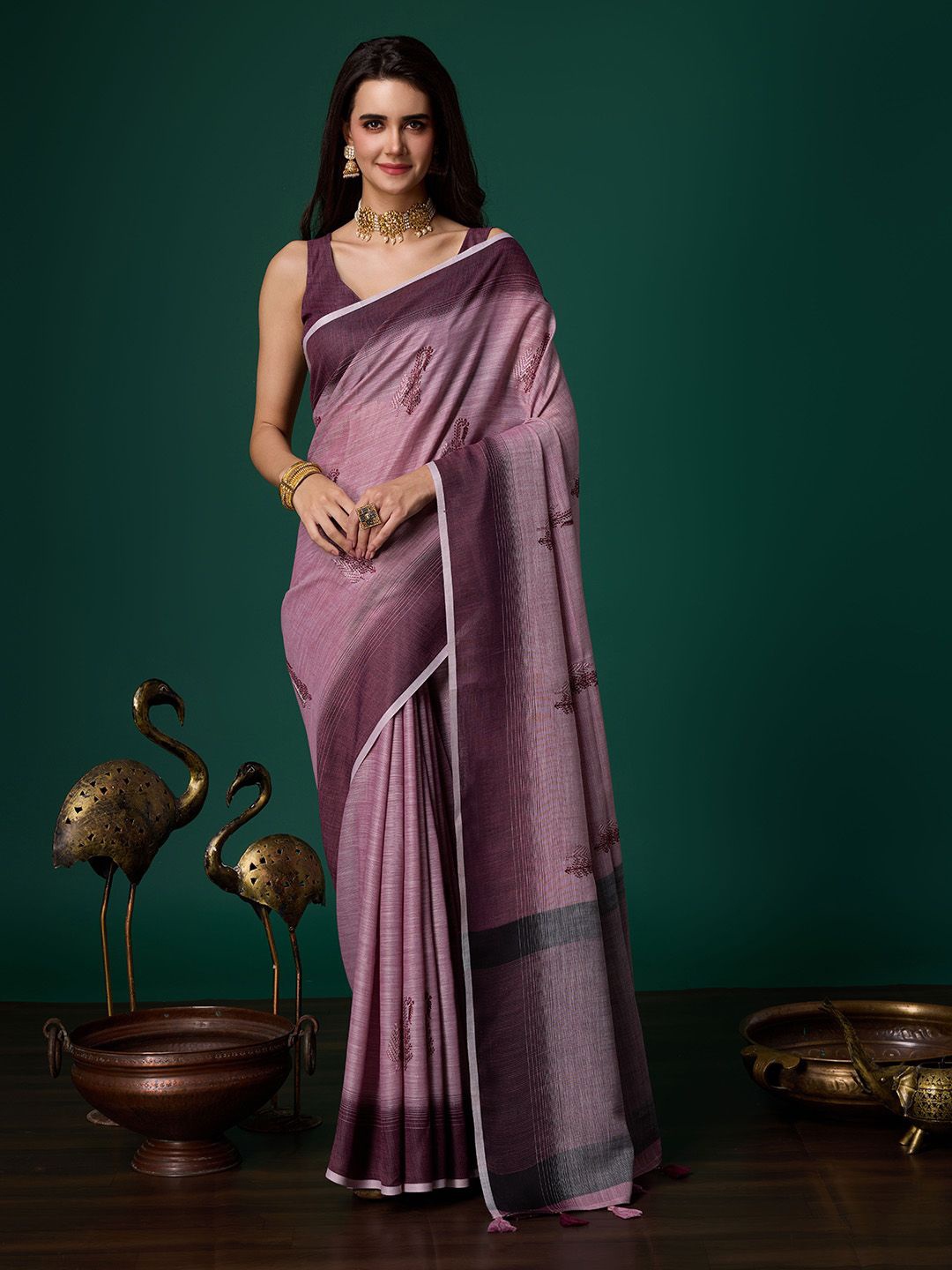

Ishin Ethnic Motifs Embroidered Saree, Purple
