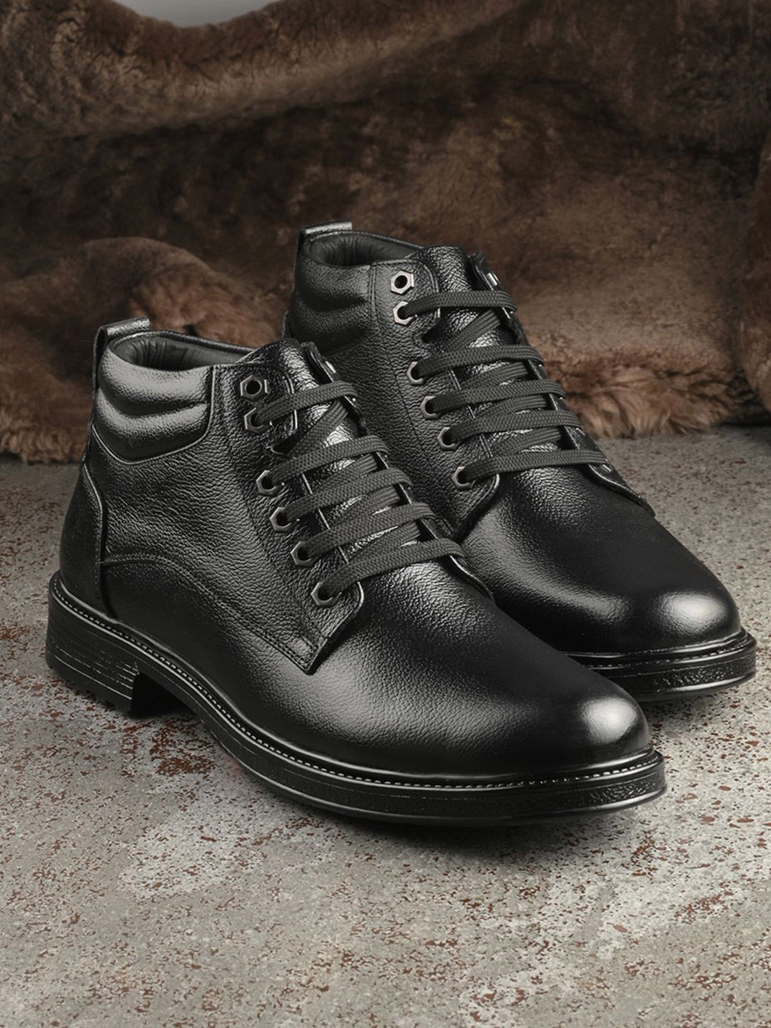 

The Roadster Lifestyle Co Men Textured Leather Lace-Up Boots, Black