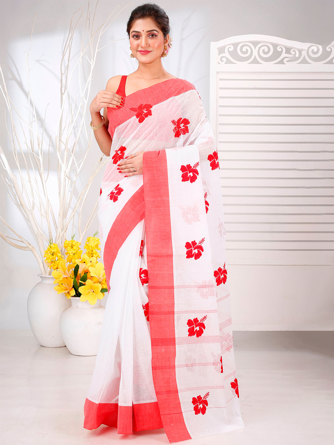 

DipDiya Floral Embroidered Pure Cotton Taant Saree, Red