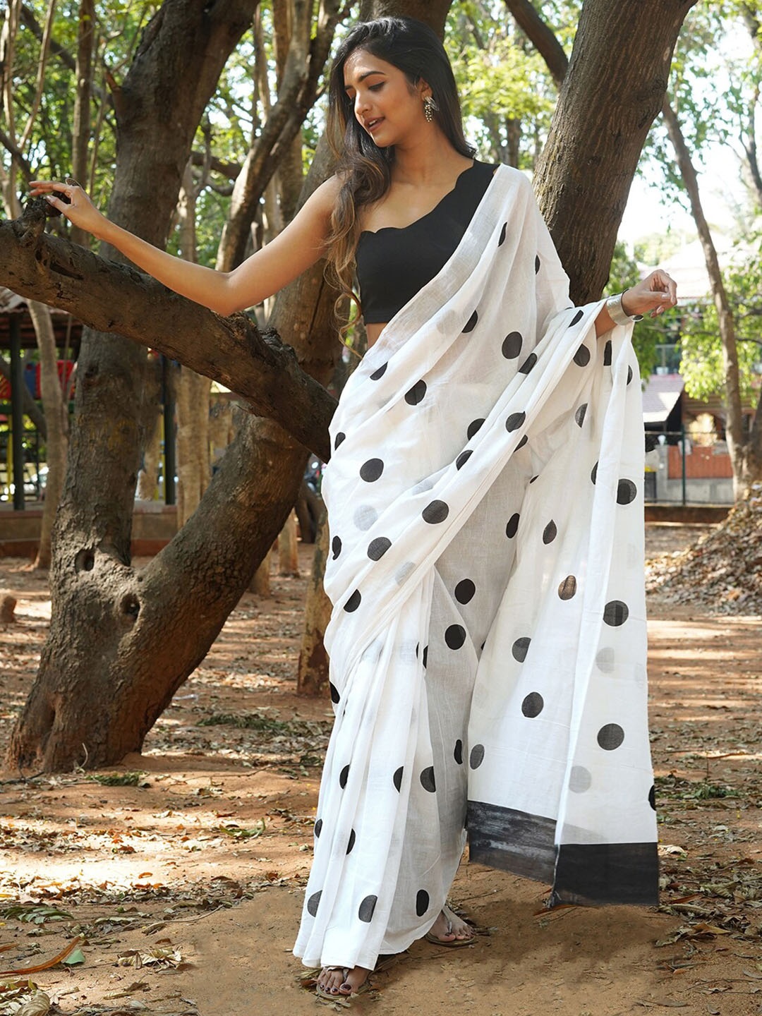 

TEEJH Polka Dot Saree, White