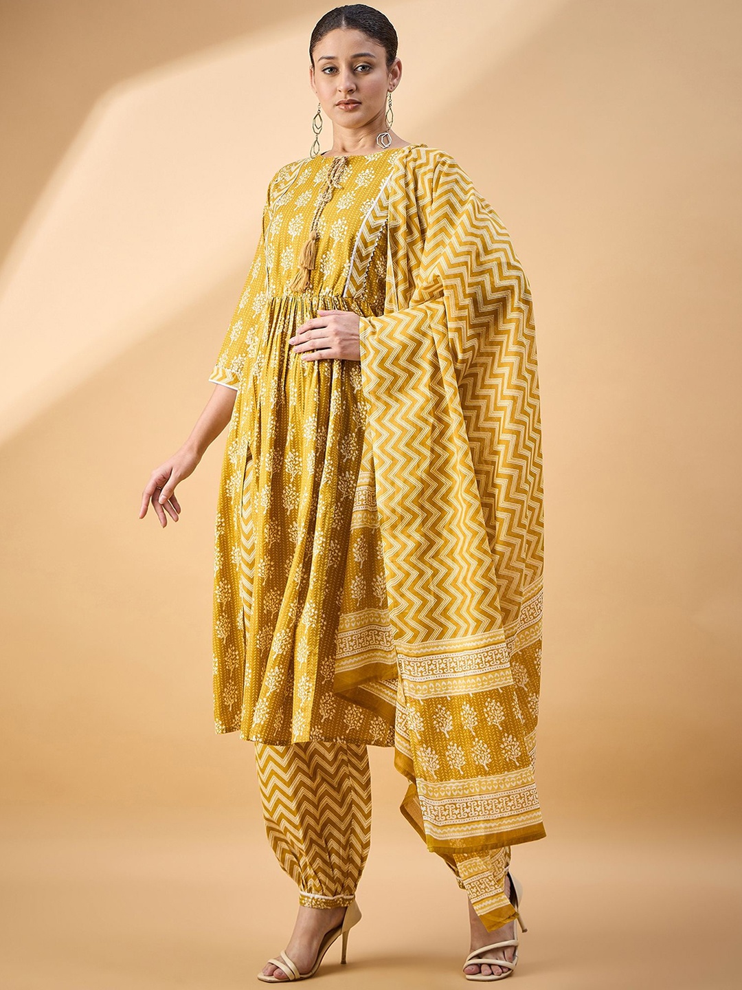 

Deewa Women Floral Printed Pleated Pure Cotton Kurta with Patiala & With Dupatta, Yellow