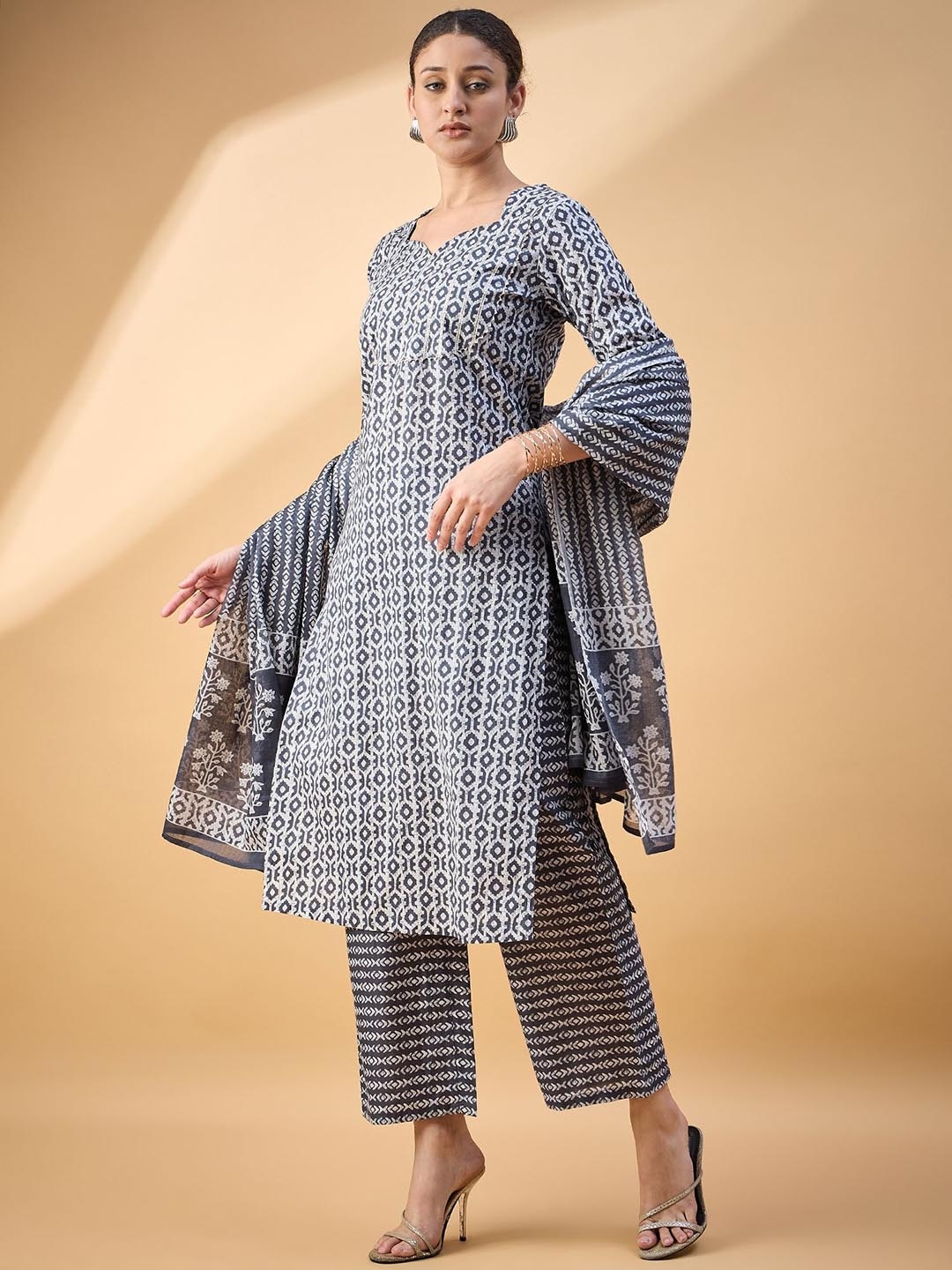 

Deewa Women Printed Regular Pure Cotton Kurta with Trousers & With Dupatta, Grey
