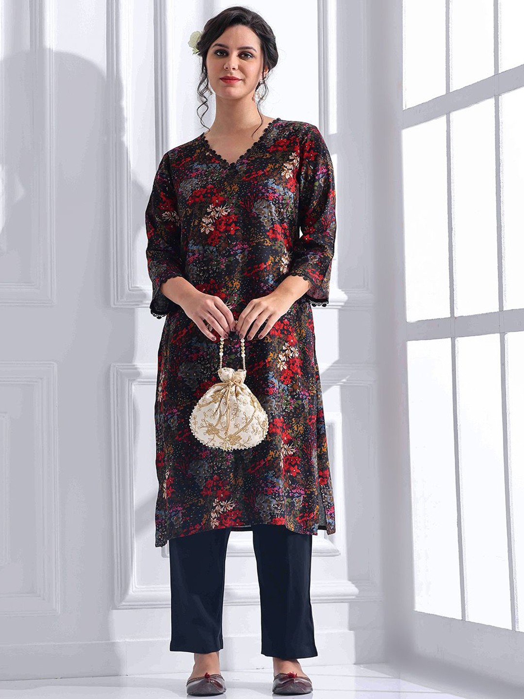 

Anouk Women Floral Printed Regular Thread Work Kurta with Trousers, Black