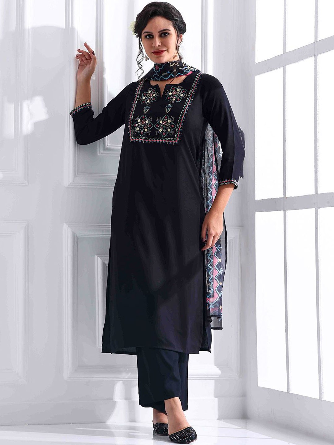 

Anouk Women Ethnic Motifs Yoke Design Regular Thread Work Kurta with Trousers Set, Black