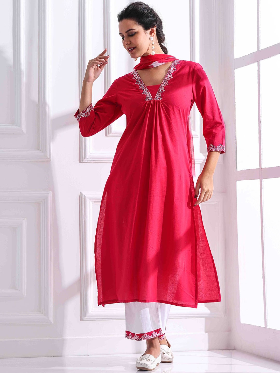 

Anouk Women Embroidered Regular Thread Work Pure Cotton Kurta with Trousers & With Dupatta, Fuchsia