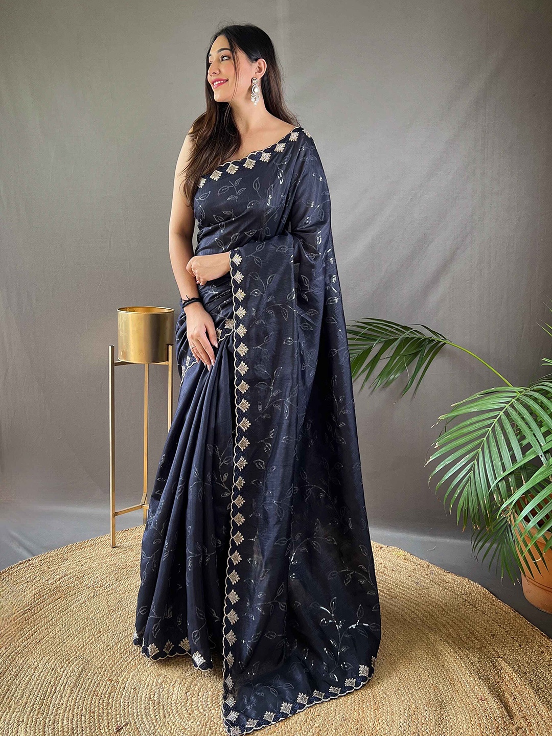 

DEVATITHI Floral Sequinned Pure Silk Saree, Black
