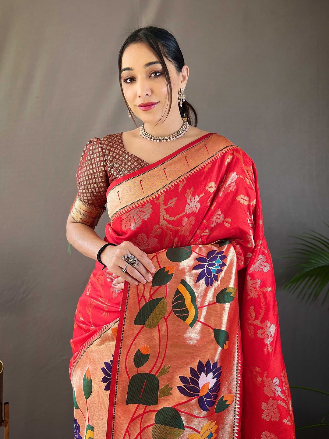 

DEVATITHI Woven Design Zari Silk Blend Paithani Saree, Red