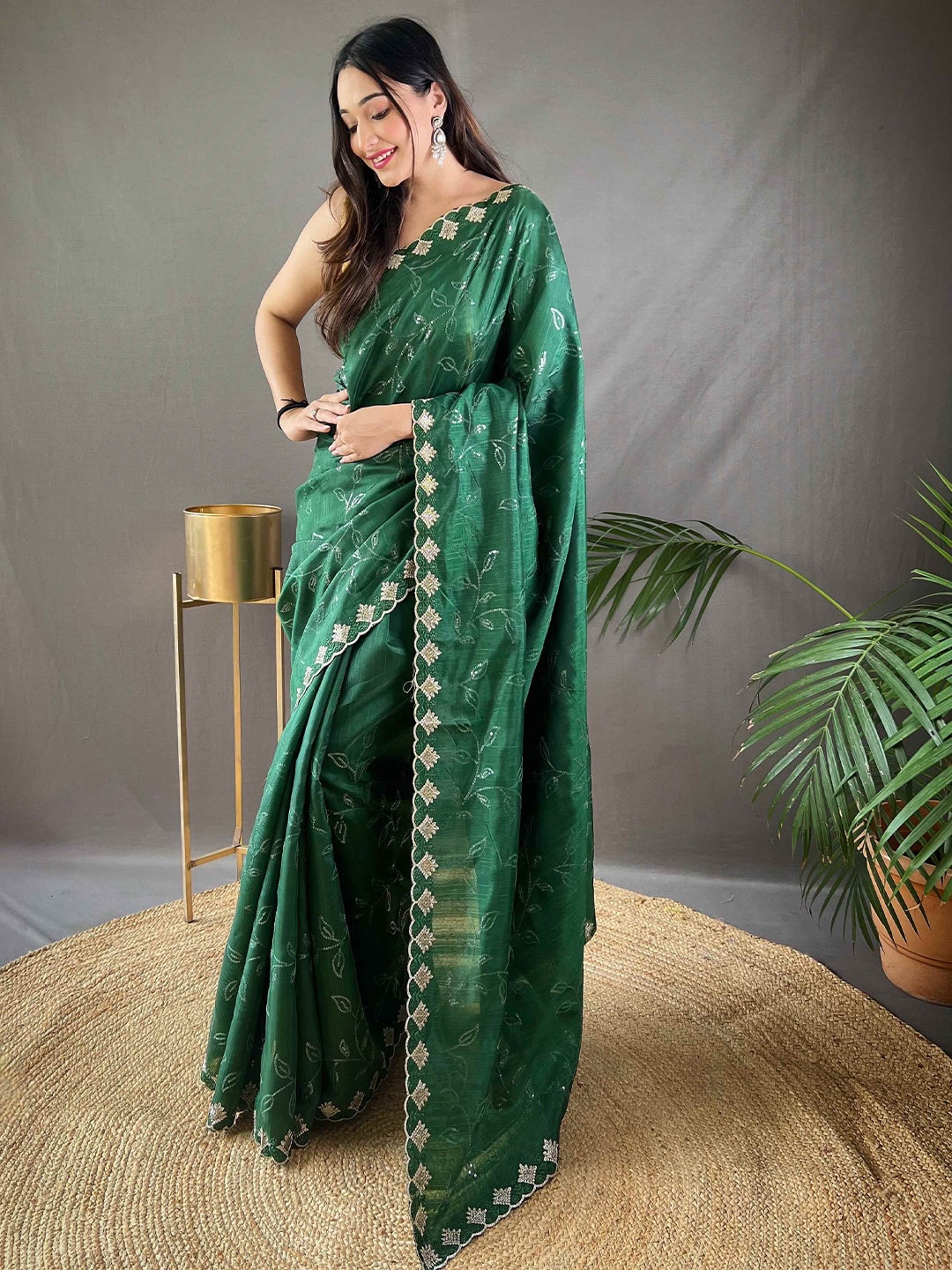 

DEVATITHI Embellished Sequinned Pure Silk Saree, Green