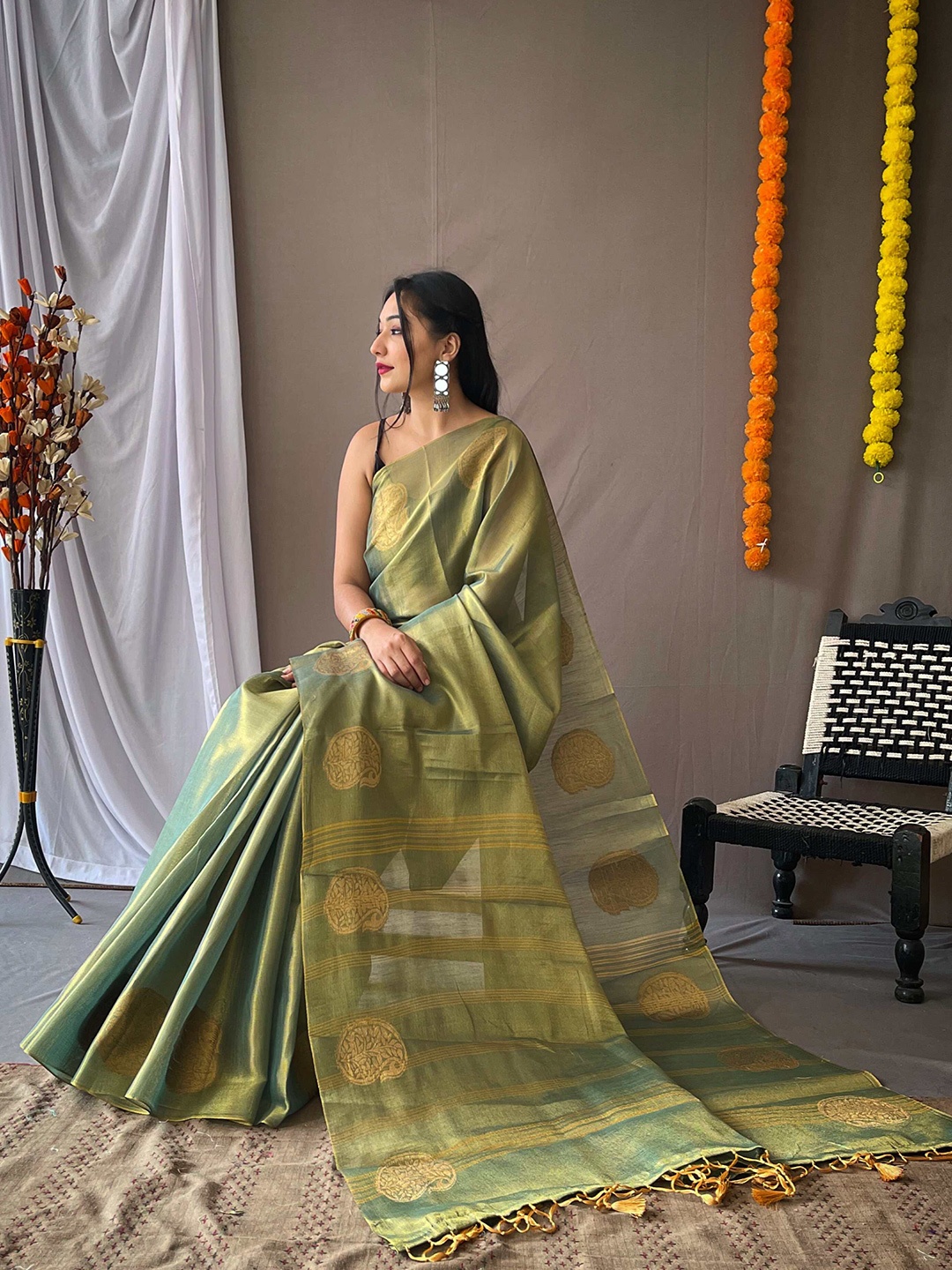 

DEVATITHI Woven Design Zari Tissue Saree, Green