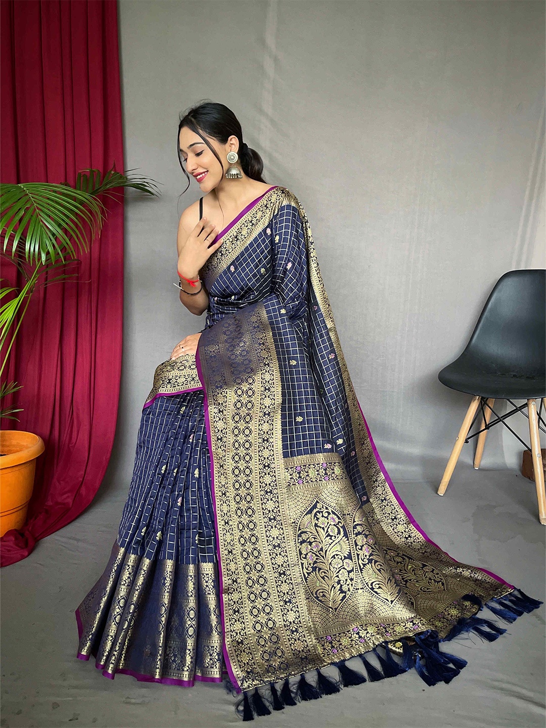

DEVATITHI Woven Design Zari Silk Blend Kanjeevaram Saree, Navy blue
