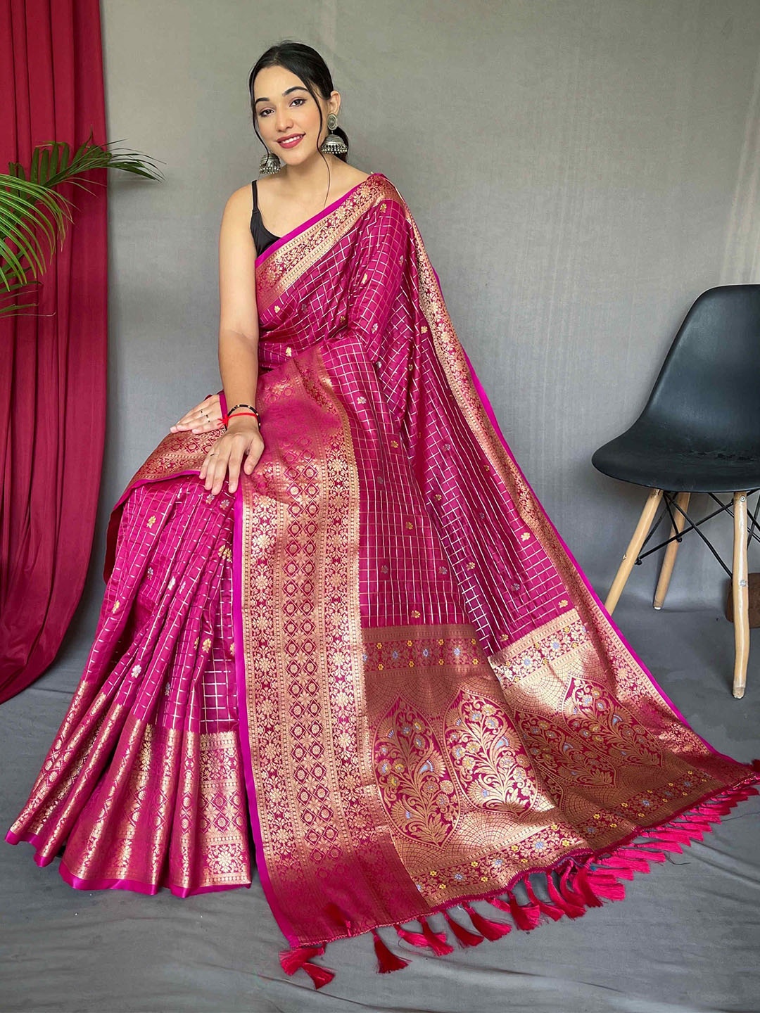 

DEVATITHI Checked Zari Kanjeevaram Saree, Pink