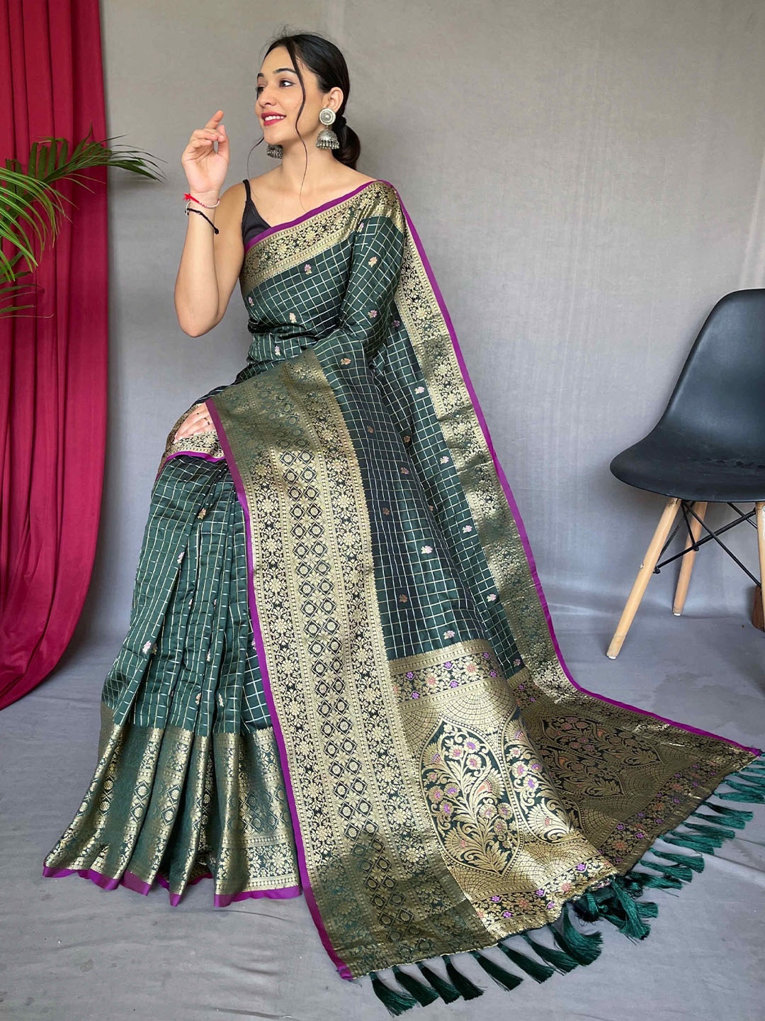 

DEVATITHI Woven Design Zari Kanjeevaram Saree, Green