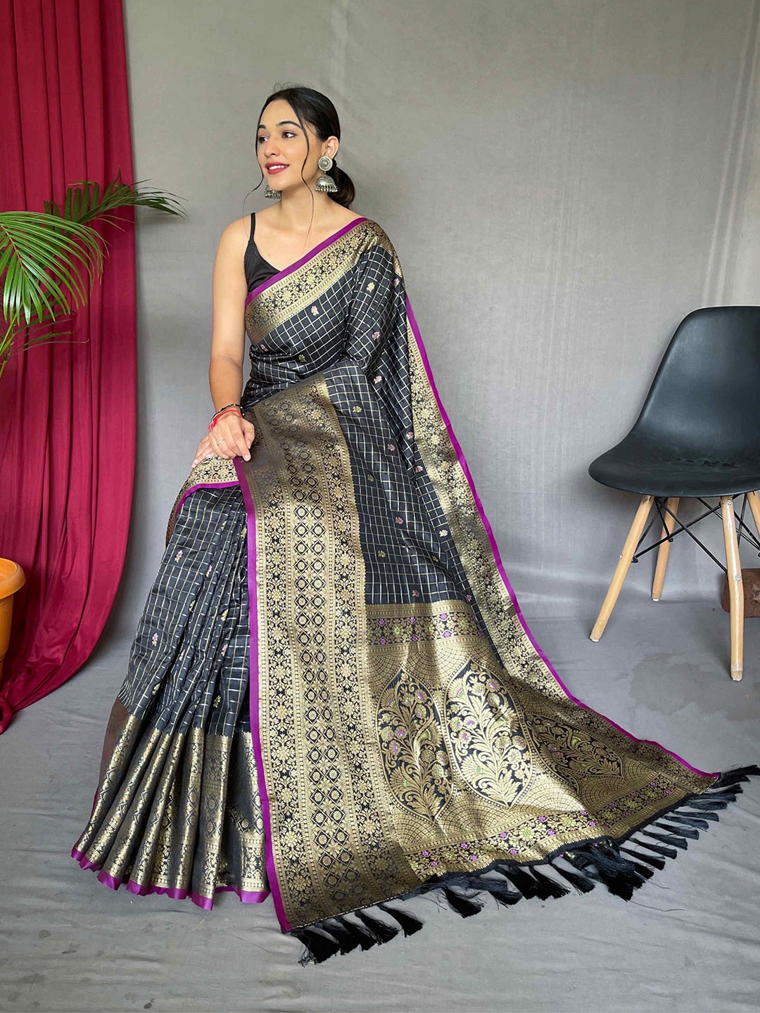 

DEVATITHI Ethnic Motifs Zari Kanjeevaram Saree, Black