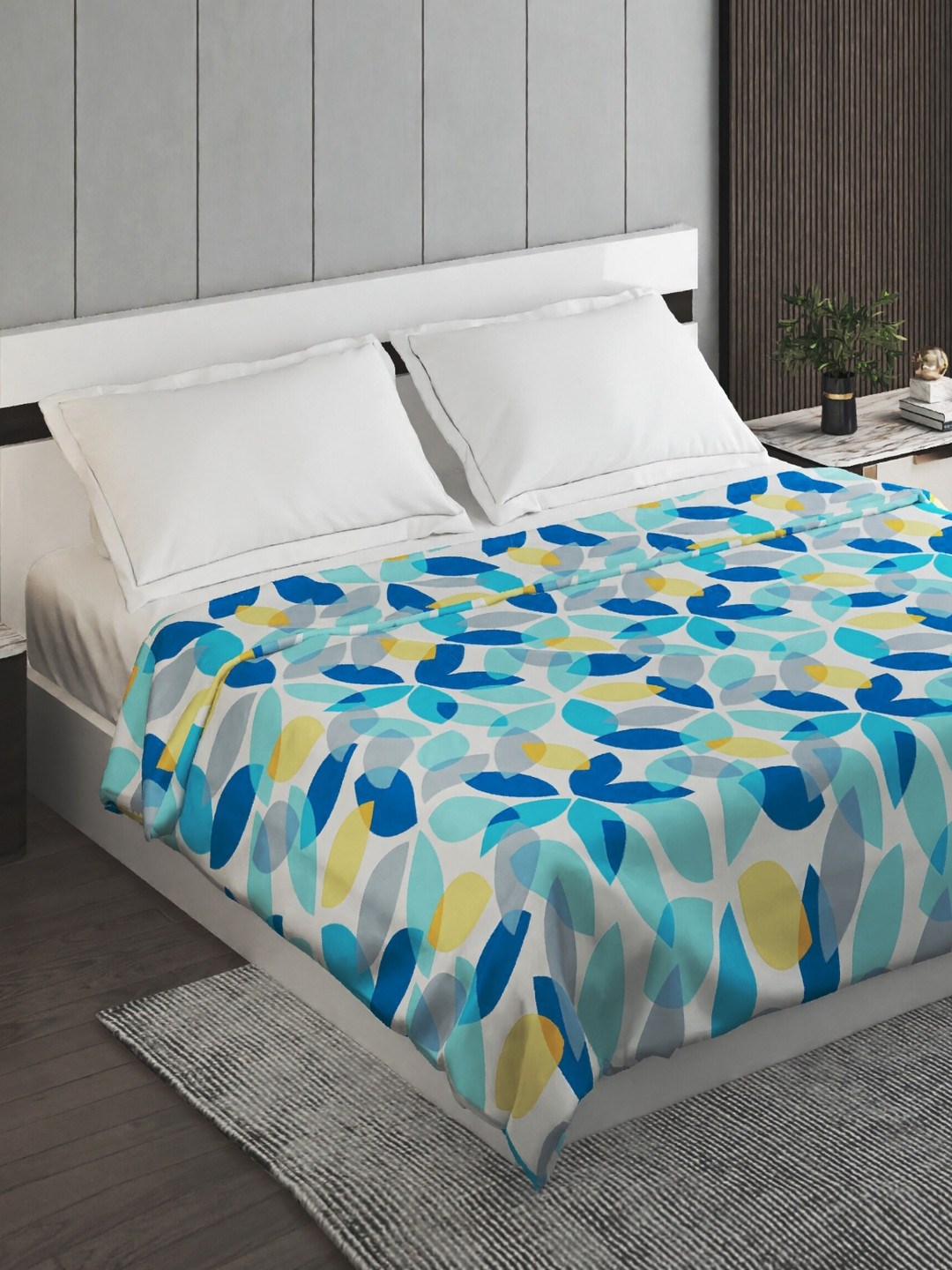 

Home Centre Blue & White Floral Microfiber 110 GSM Double Bed Dohar