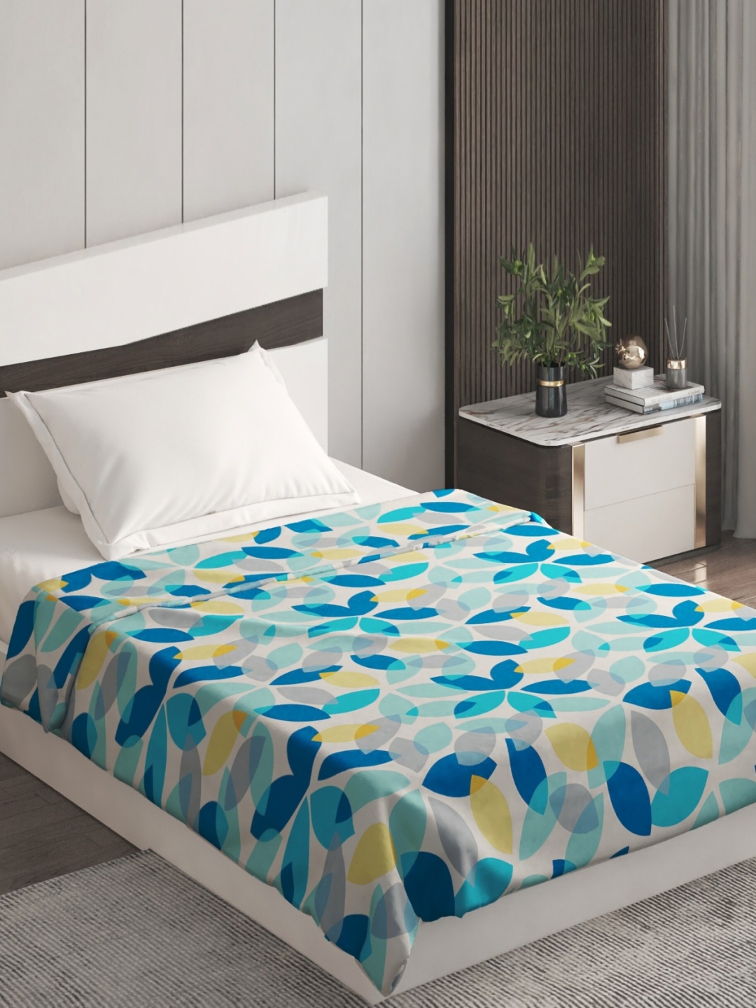 

Home Centre Blue & White Floral Microfiber 110 GSM Single Bed Dohar