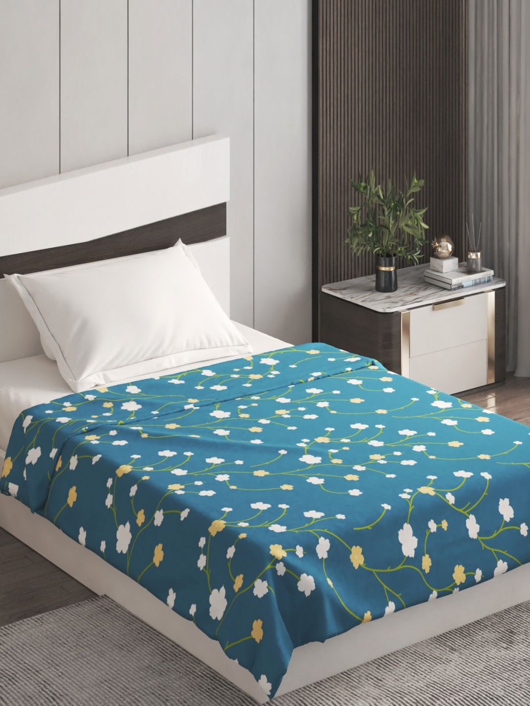 

Home Centre Blue & White Floral Microfiber 110 GSM Single Bed Dohar