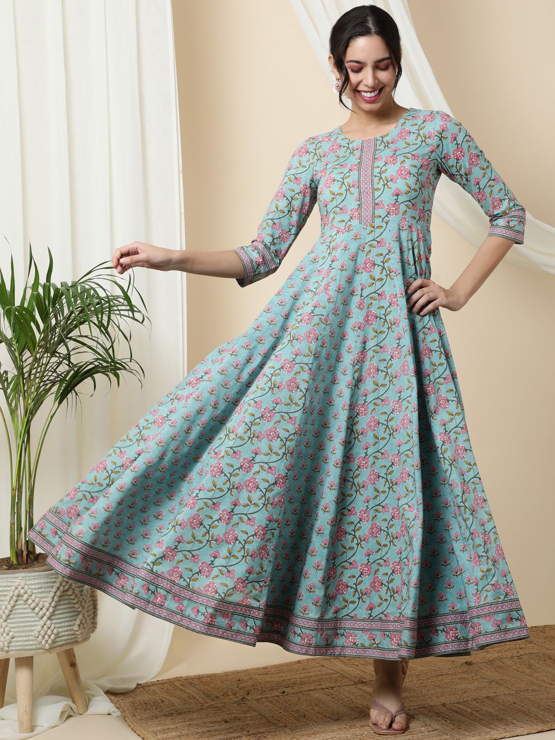 

KIMAYRA Women Floral Printed Thread Work Anarkali Kurta, Blue