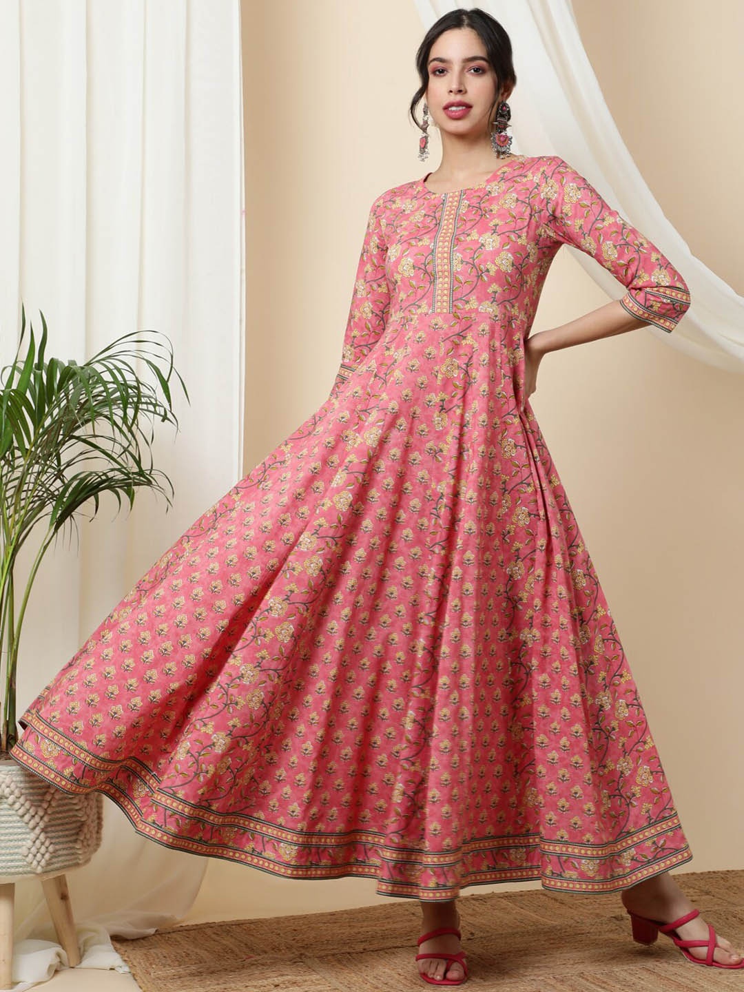 

KIMAYRA Women Floral Printed Thread Work Kurta, Pink
