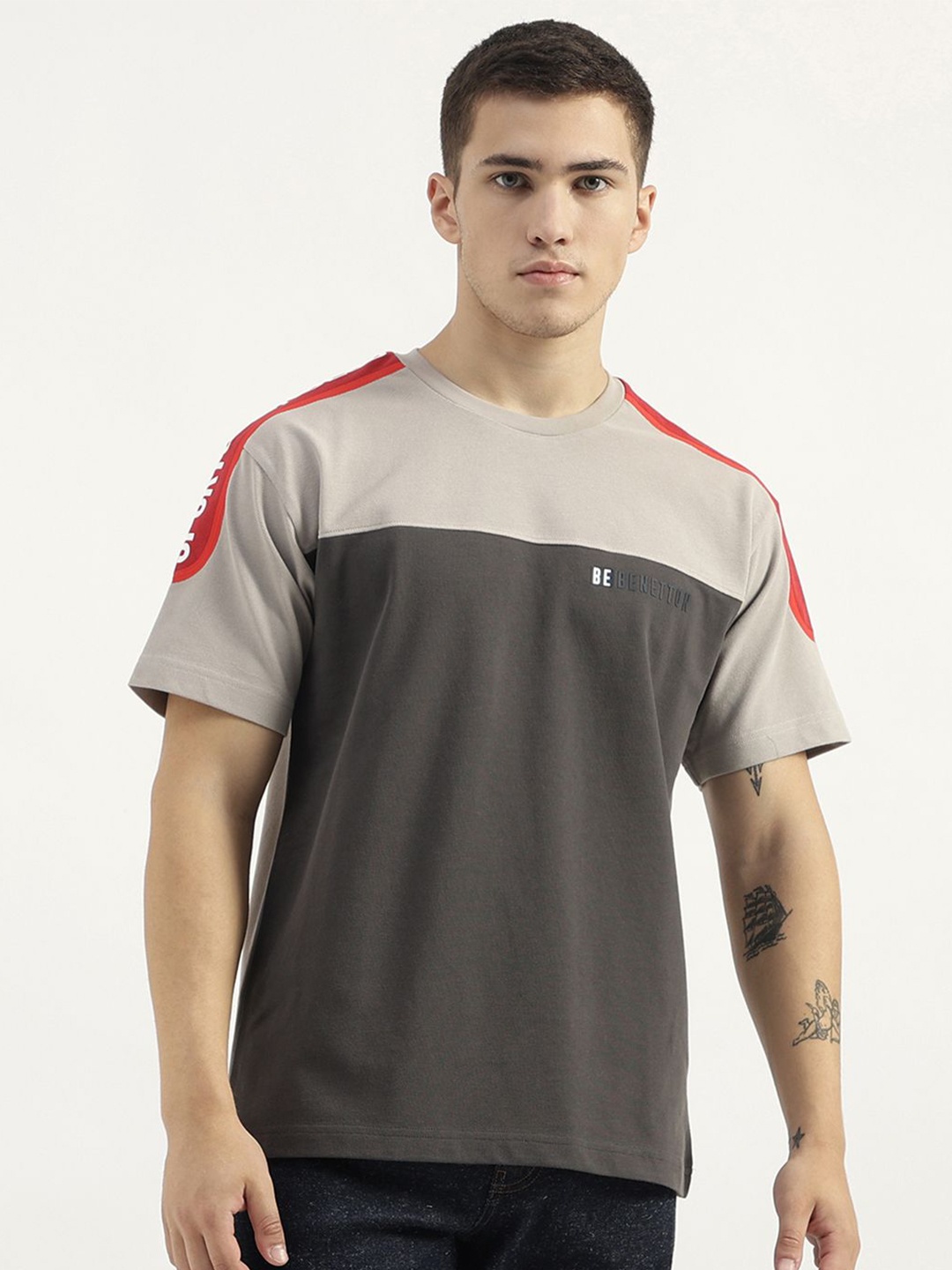 

United Colors of Benetton Men Colourblocked Pure Cotton Boxy T-shirt, Grey