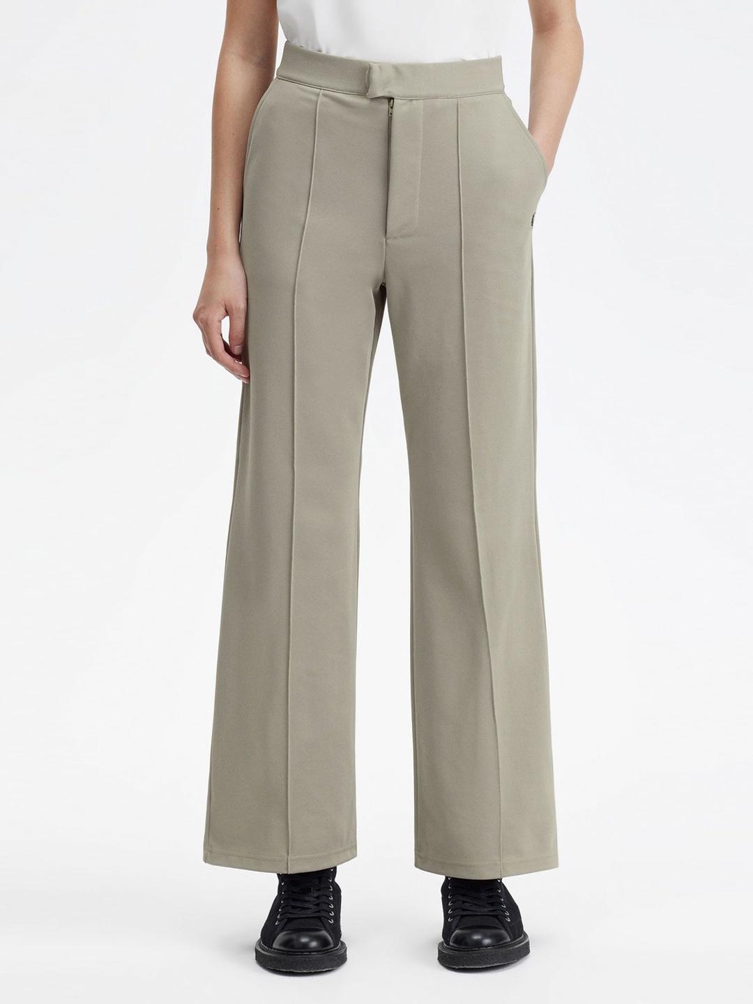 

Fred Perry Women Mid-Rise Pleated Cotton Parallel Trouser, Grey