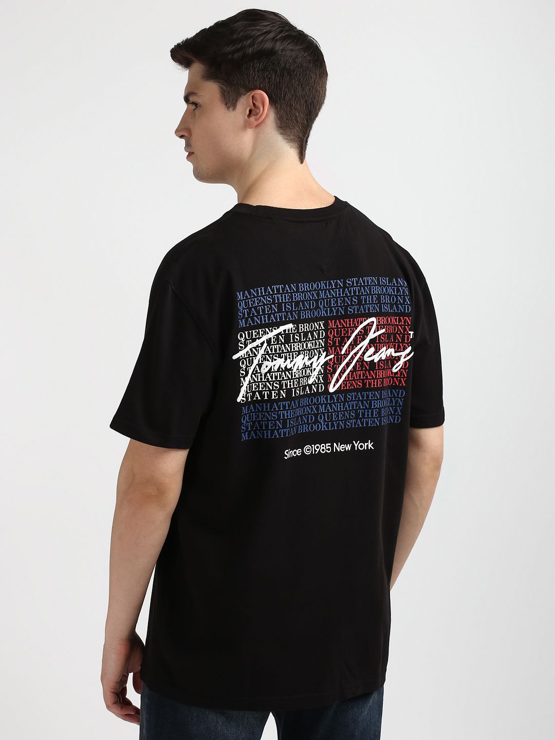 

Tommy Hilfiger Men Solid Printed Pockets T-shirt, Black