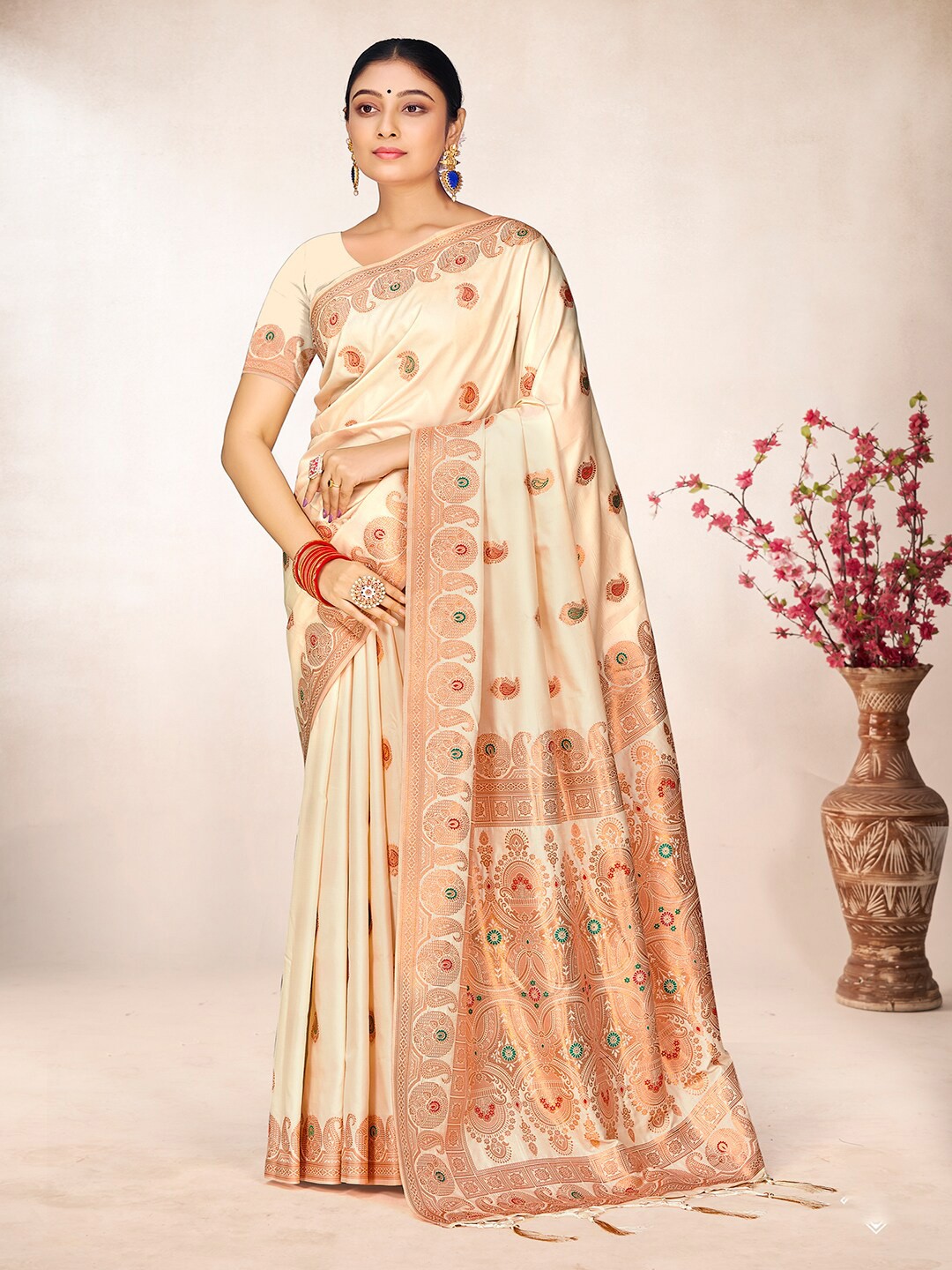 

SANGAM PRINTS Woven Design Zari Silk Blend Tussar Saree, Off white