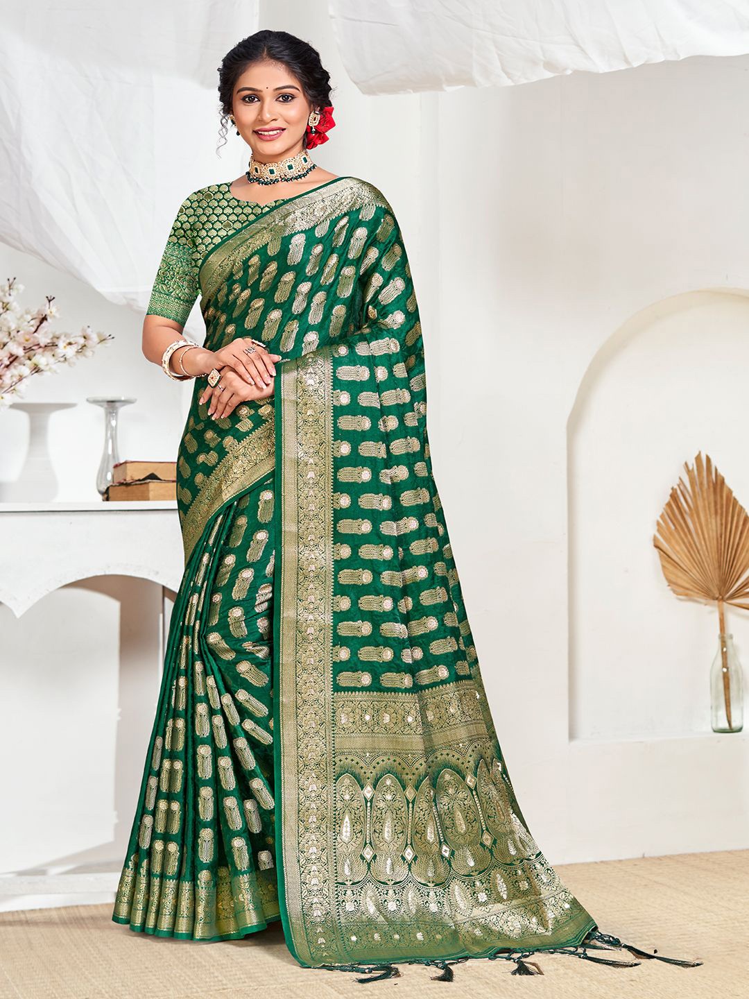 

SANGAM PRINTS Woven Design Zari Tussar Saree, Green