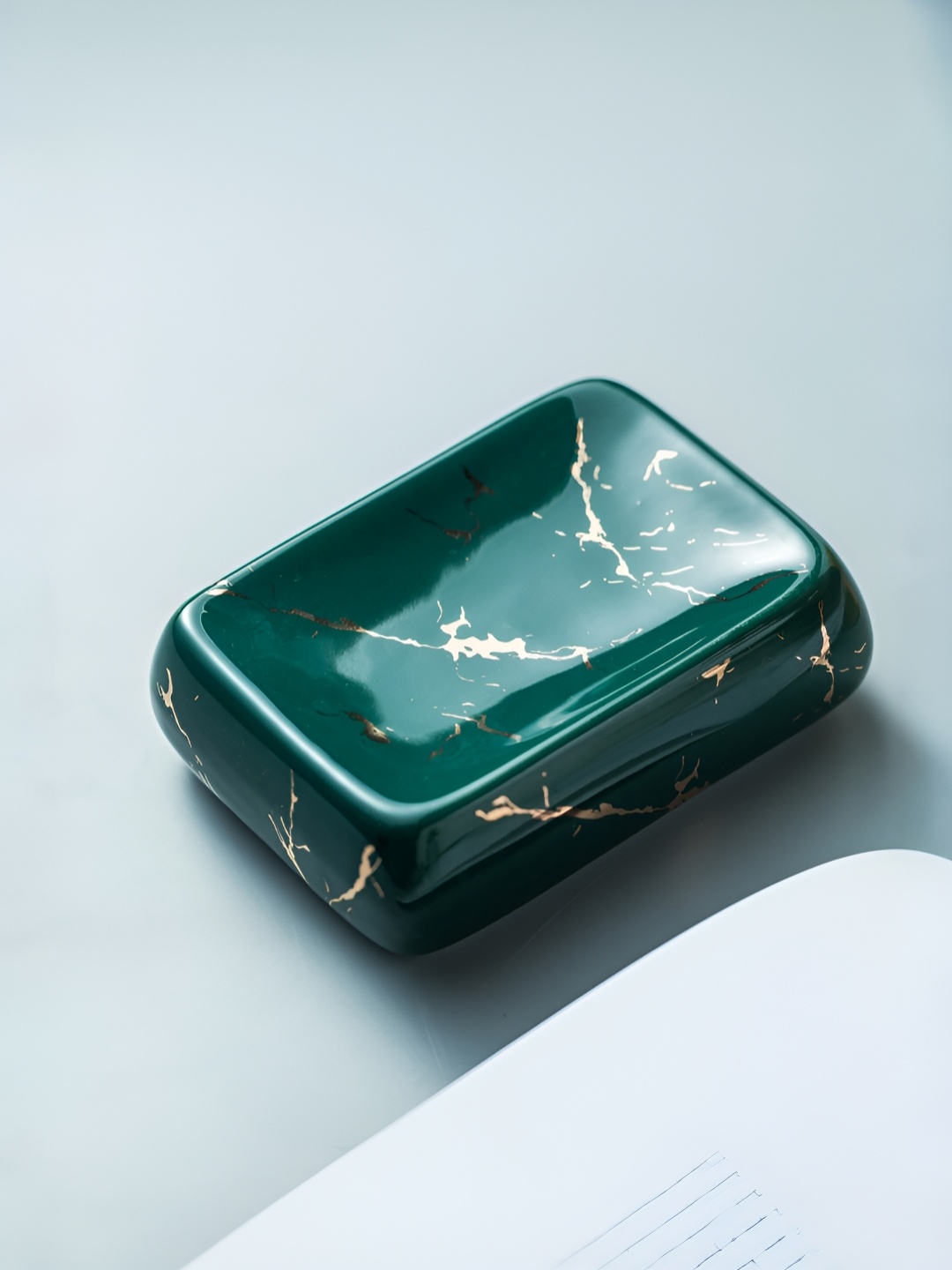 

UMAI Green & Gold-Toned Abstract Ceramic Soap Dish