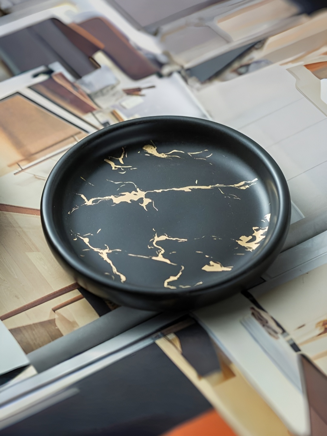 

UMAI Black & Gold-Toned Abstract Ceramic Soap Dish
