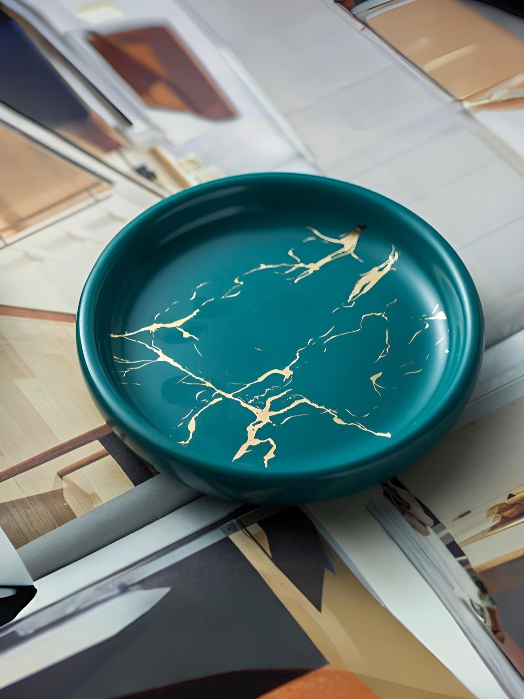 

UMAI Green & Gold-Toned Abstract Ceramic Soap Dish