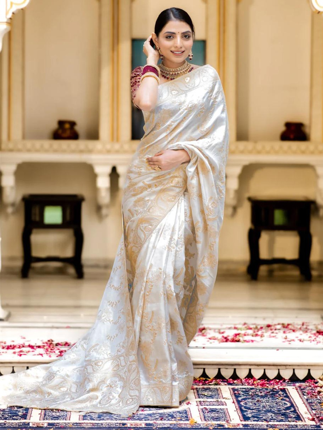 

revika Woven Design Zari Pure Silk Kanjeevaram Saree, White