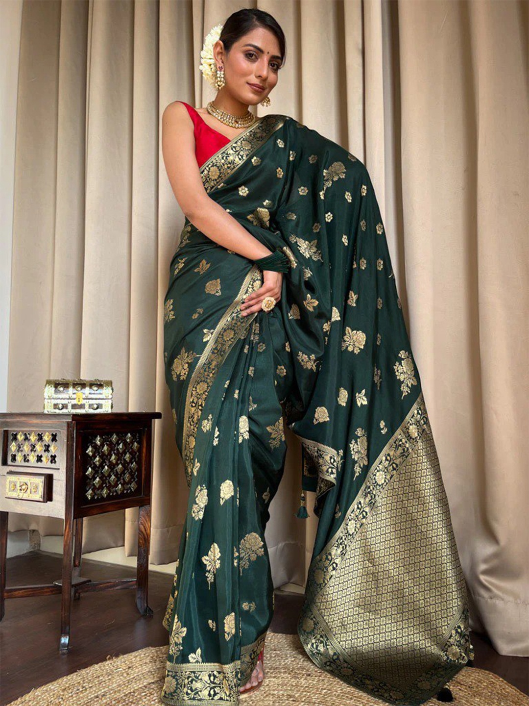 

revika Woven Design Zari Pure Silk Kanjeevaram Saree, Green