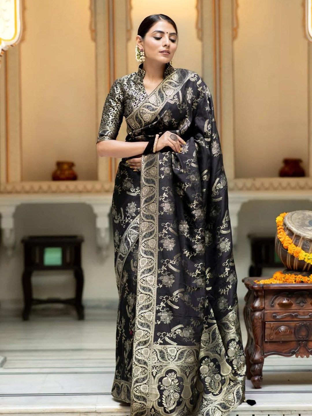 

revika Woven Design Zari Pure Silk Kanjeevaram Saree, Black