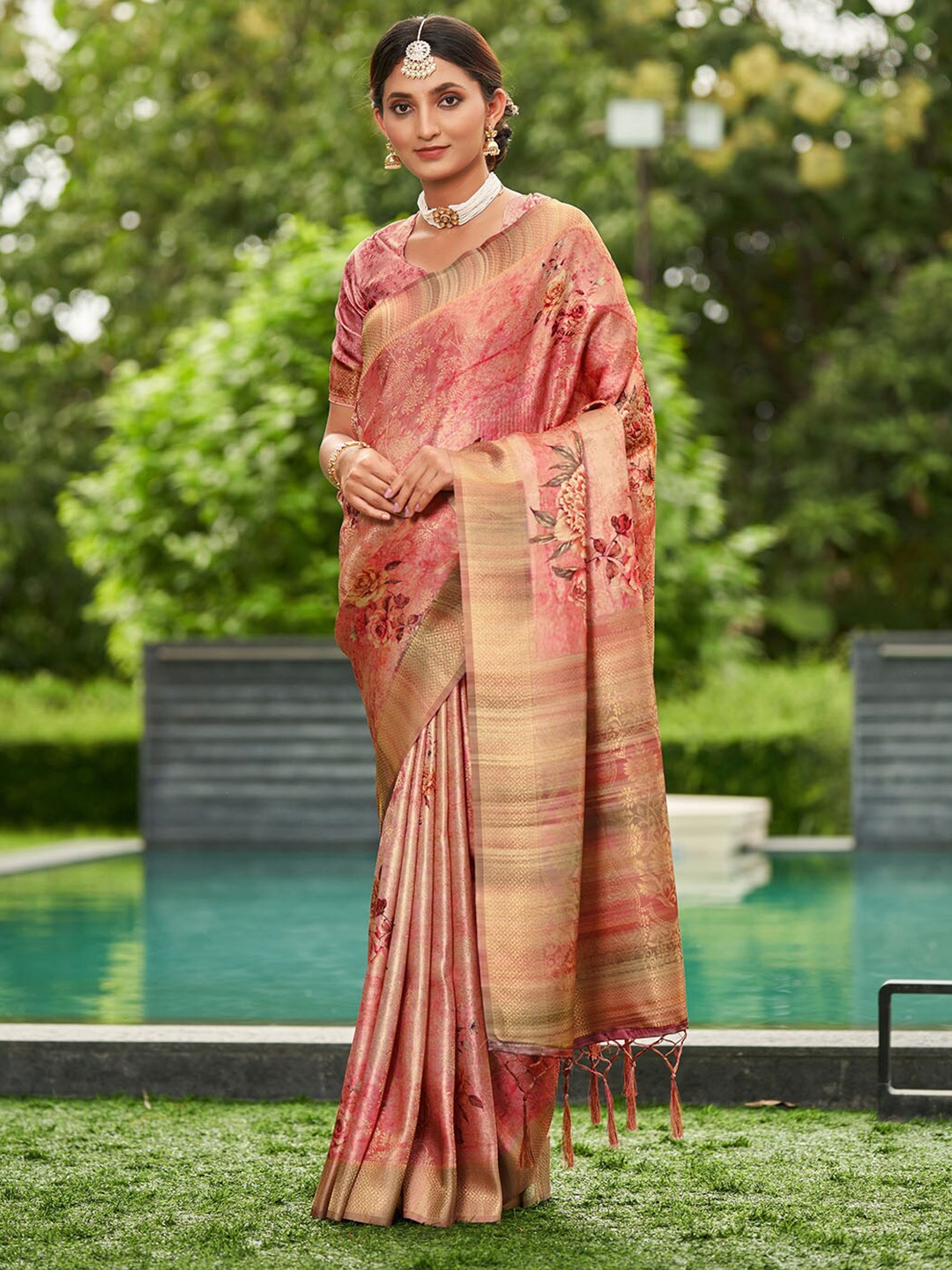 

Ishin Floral Zari Satin Banarasi Saree, Peach