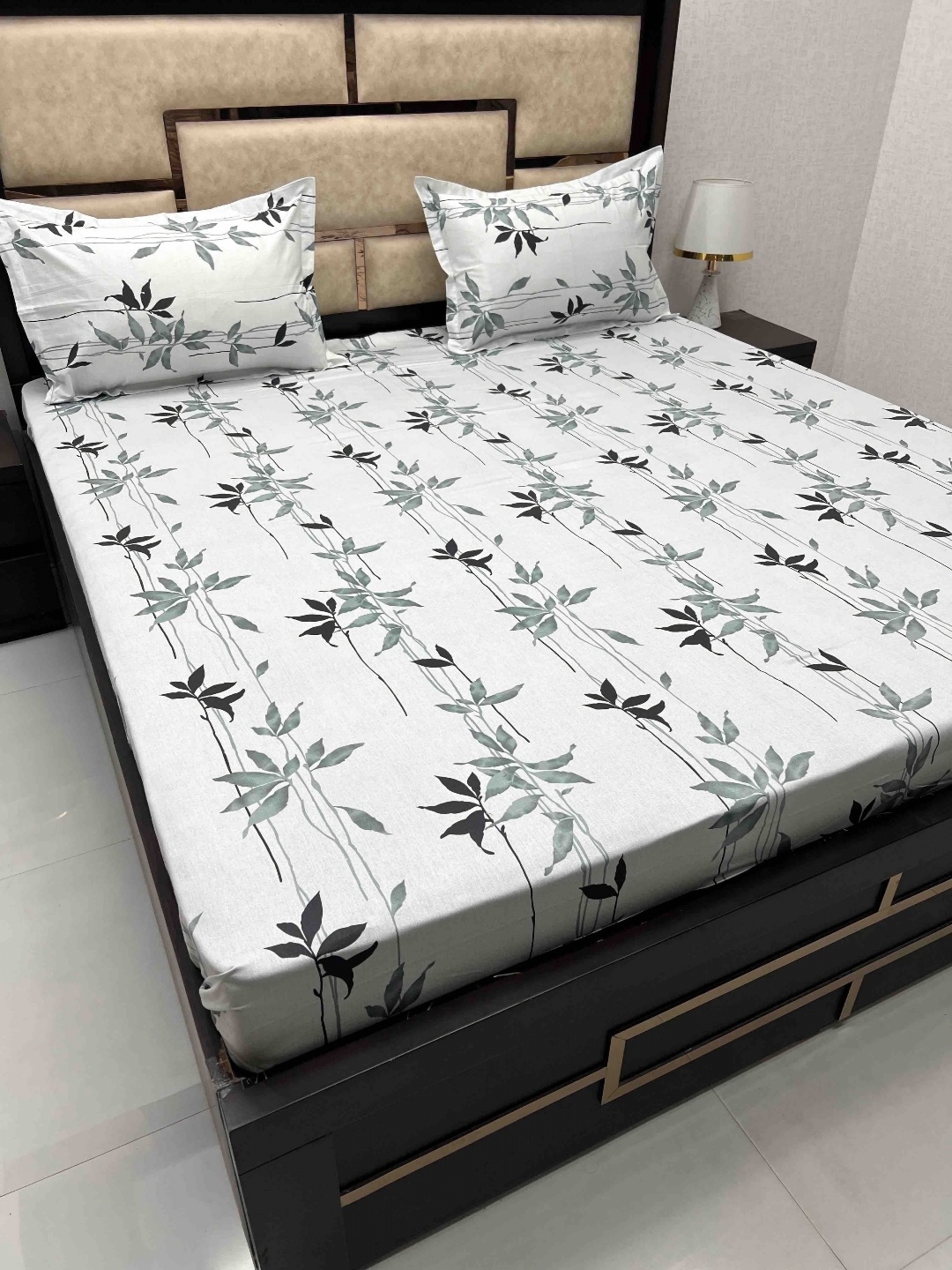 

Pure Decor Green & White Floral 330 TC King Bedsheet with 2 Pillow Covers