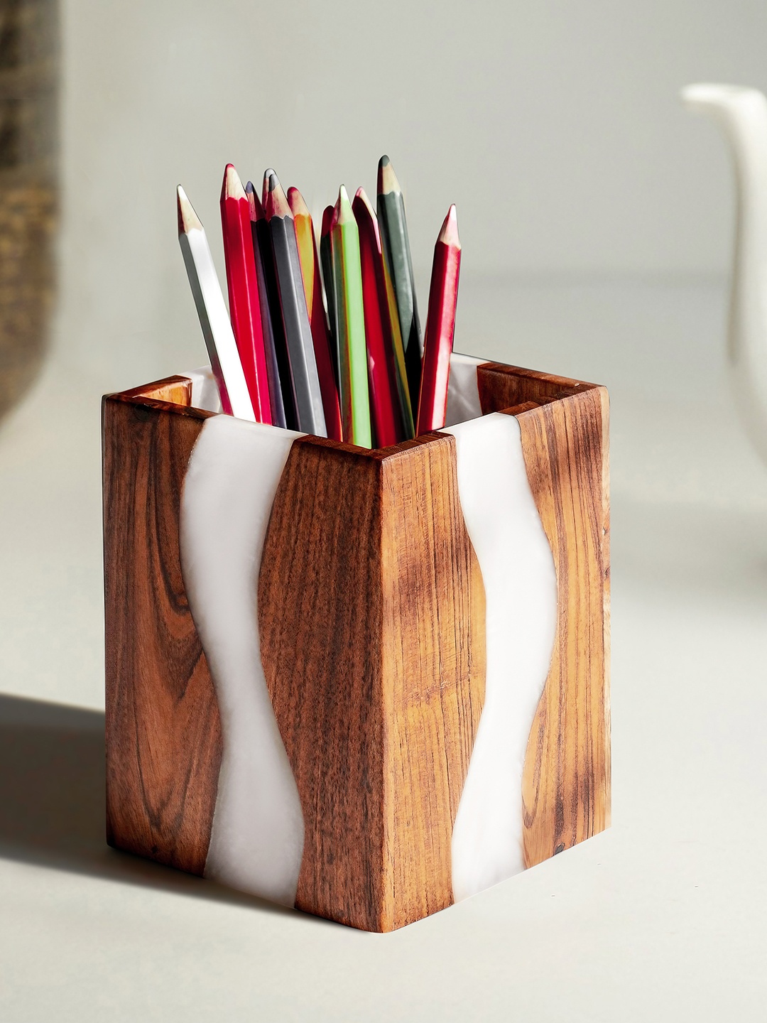 

THE HOME CO. White & Brown Wooden Epoxy Resin Cutlery Holder