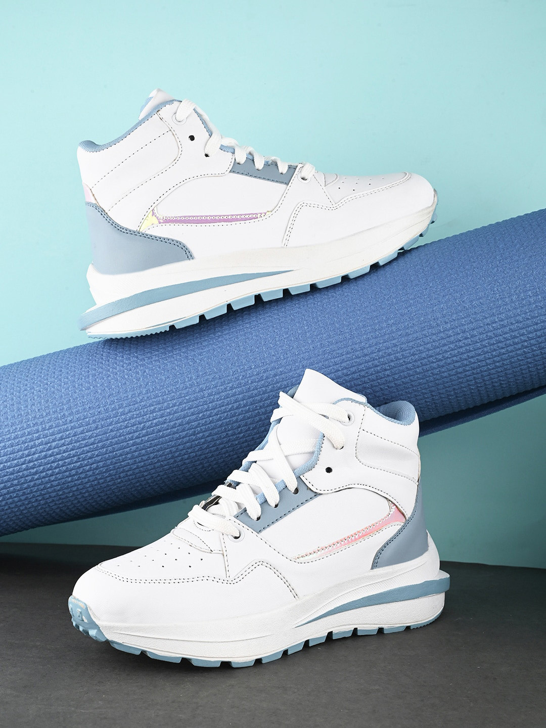 

The Roadster Lifestyle Co Women Colourblocked Sneakers, White