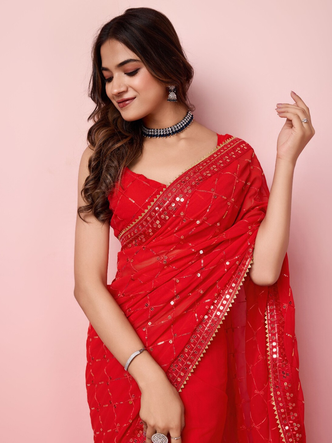 

VAIRAGEE Embellished Sequinned Net Saree, Red