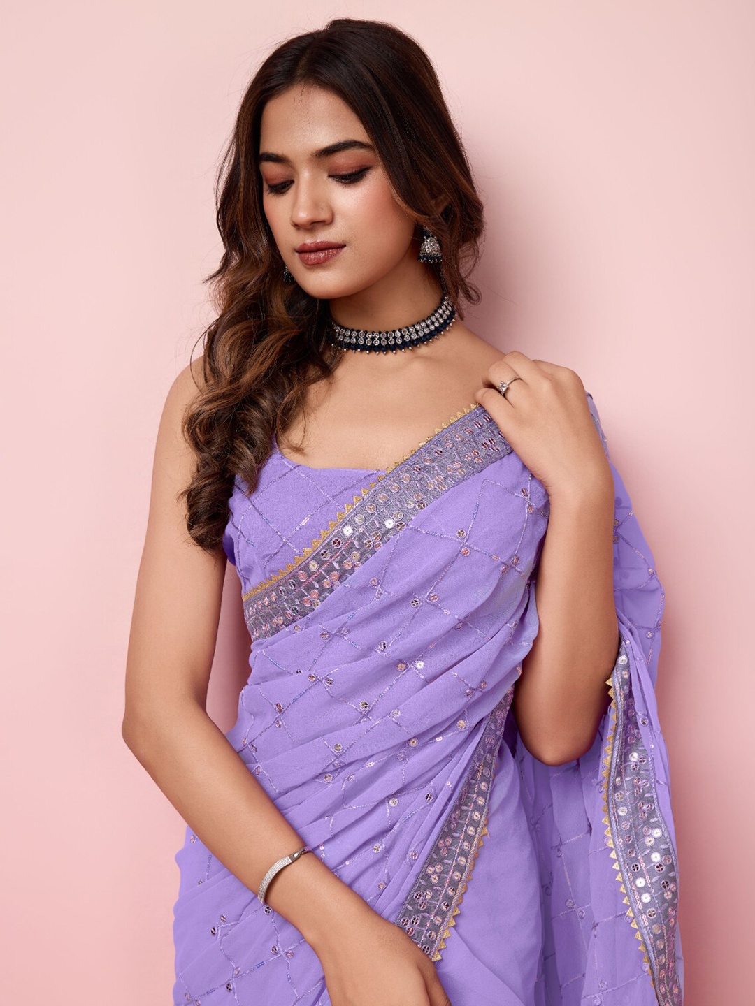 

VAIRAGEE Embellished Sequinned Net Saree, Lavender