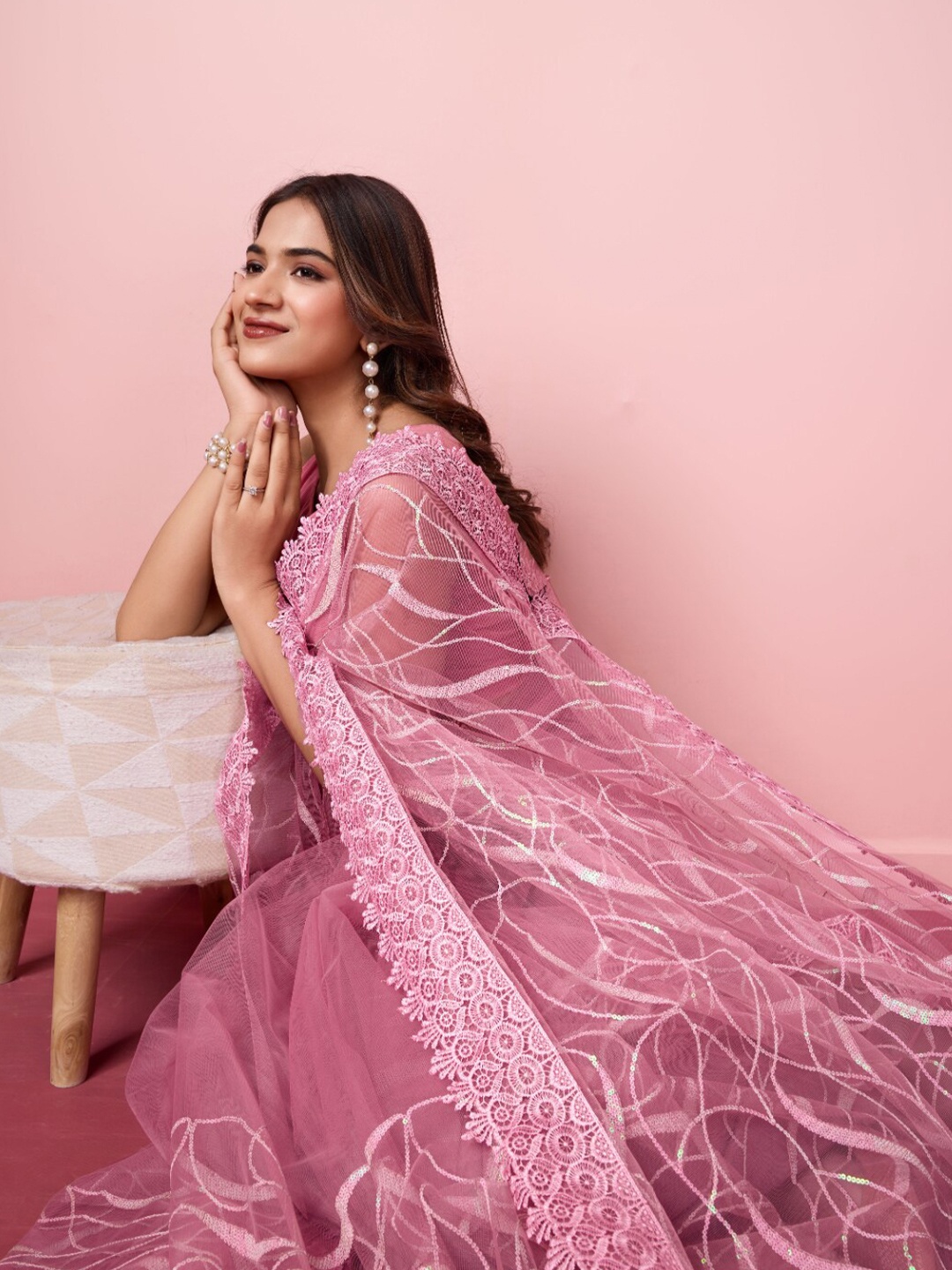 

VAIRAGEE Embellished Sequinned Net Saree, Pink