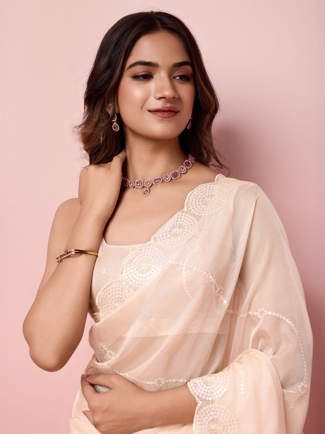 

VAIRAGEE Paisley Embroidered Organza Saree With Blouse Piece, Cream