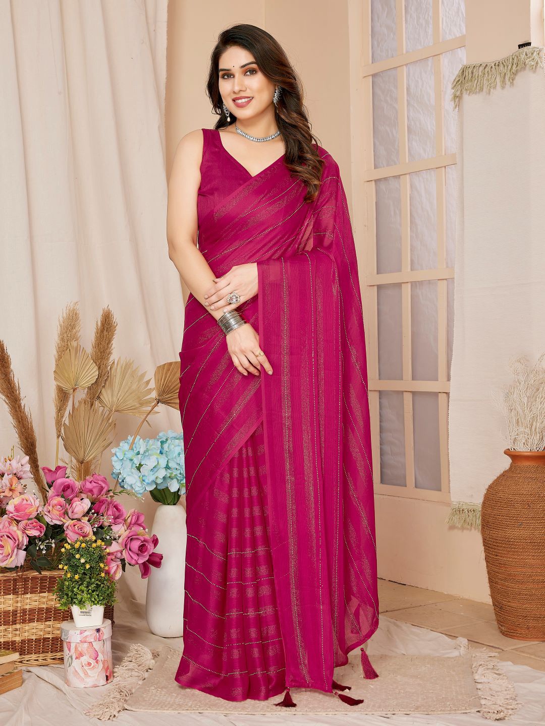 

VAIRAGEE Striped Sequinned Saree, Magenta
