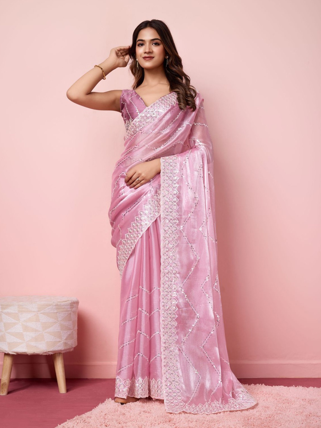 

VAIRAGEE Embellished Sequinned Saree, Pink