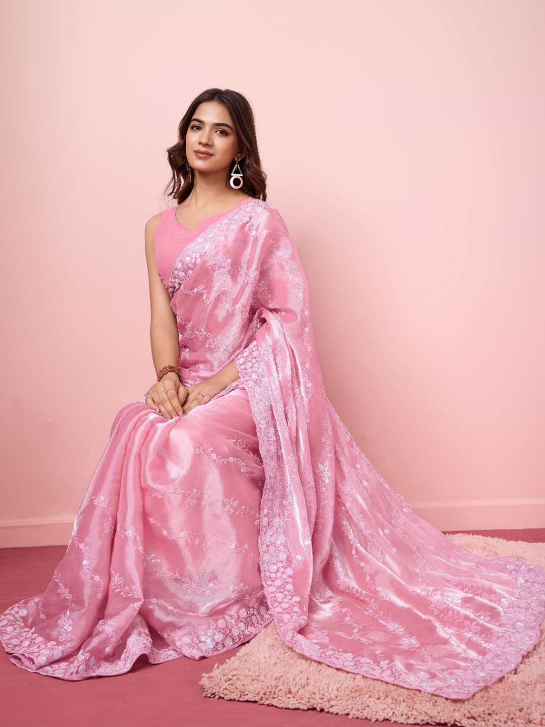 

VAIRAGEE Embellished Sequinned Saree, Pink