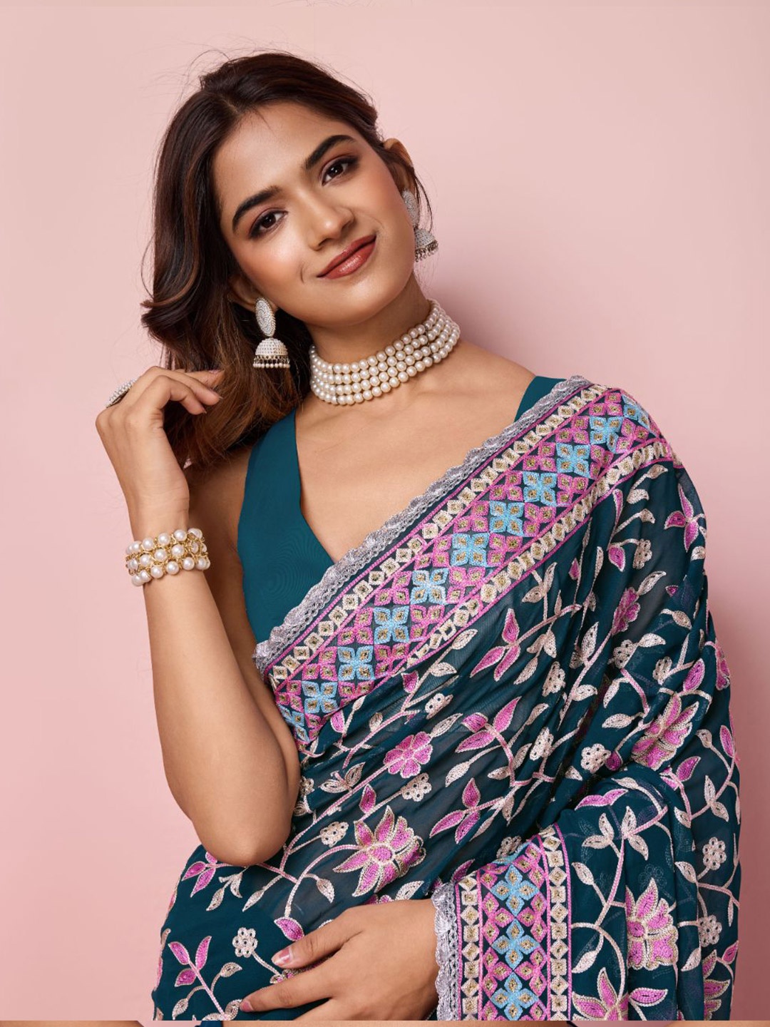 

VAIRAGEE Floral Embroidered Saree, Teal