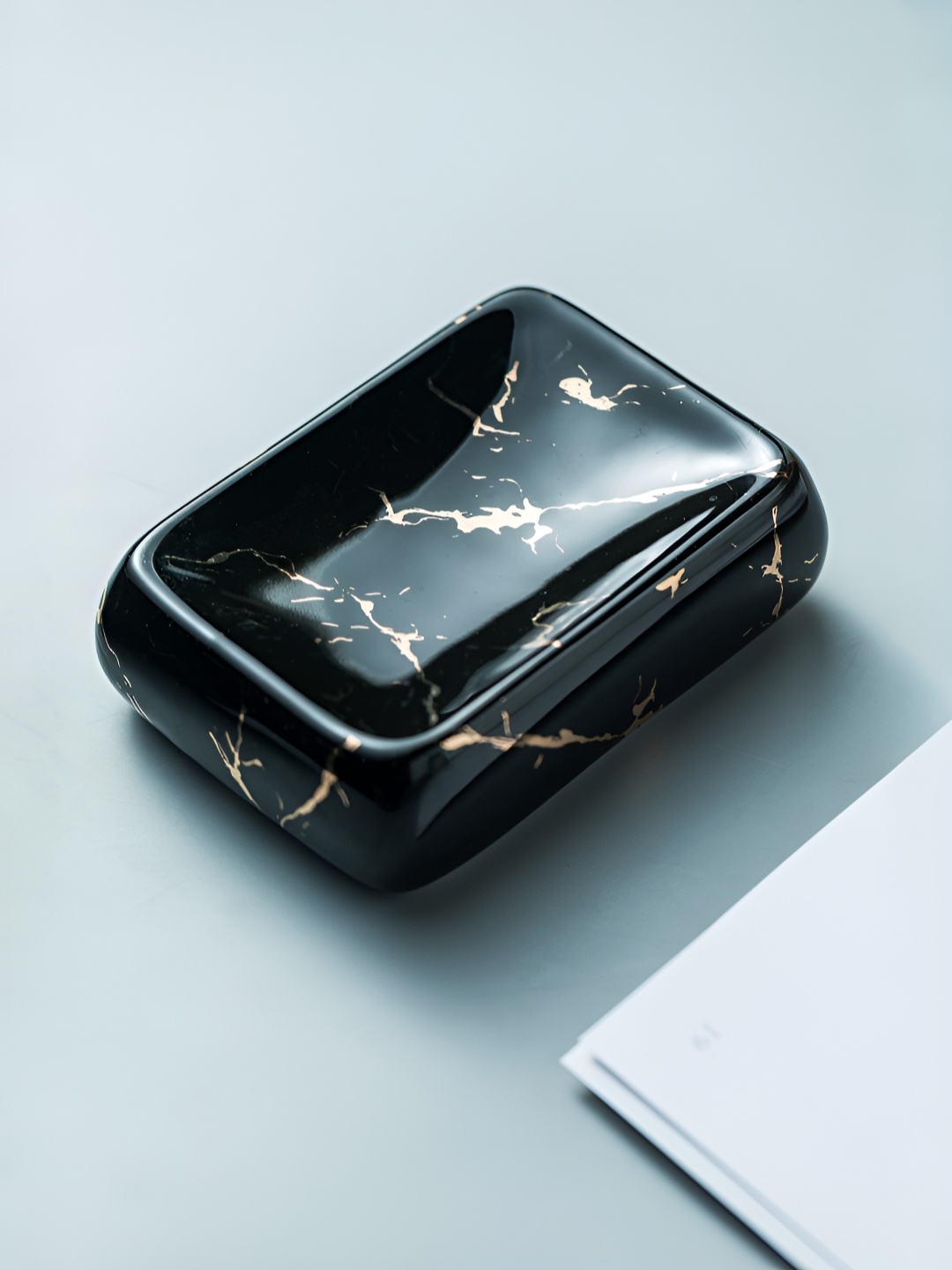 

UMAI Black & Gold-Toned Abstract Ceramic Soap Dish